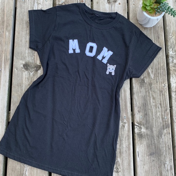 🐈 cat mom lover embroidery t-shirt.Han… - Picture 1 of 1